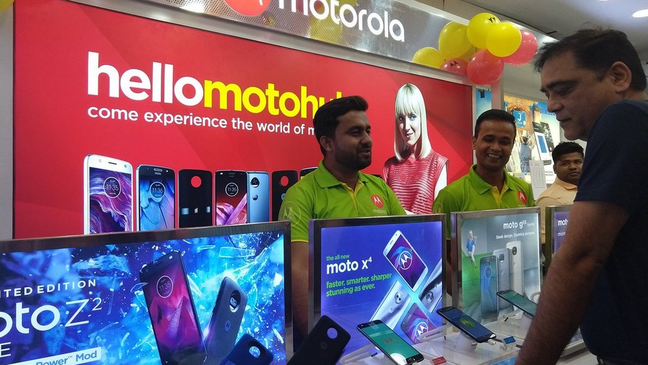 Motorola to open 50 new Moto Hubs in Mumbai and 1,000 stores in 100