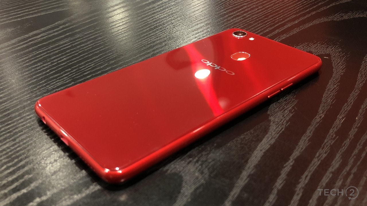 The overall build quality of the Oppo F7 despite the plastic frame felt sturdy and solid.