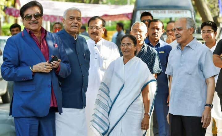 Yashwant Sinha, Shatrughan Sinha and Arun Shourie meet Mamata Banerjee; trio lauds TMC chief's efforts to stitch alliance Yashwant Sinha, Shatrughan Sinha and Arun Shourie meet Mamata Banerjee; trio lauds TMC chief's efforts to stitch alliance