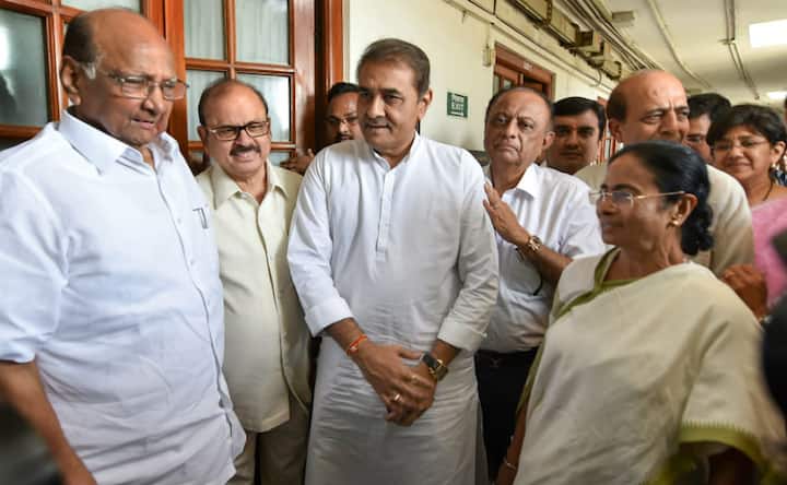 TMC chief Mamata Banerjee meets Sharad Pawar in Parliament as talks of Third Front gather pace TMC chief Mamata Banerjee meets Sharad Pawar in Parliament as talks of Third Front gather pace