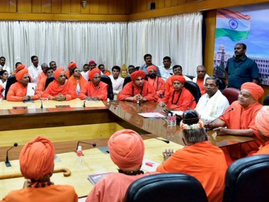 Karnataka gives Lingayats separate religious status, splits community; Siddaramaiah risks blowback ahead of polls Karnataka gives Lingayats separate religious status, splits community; Siddaramaiah risks blowback ahead of polls