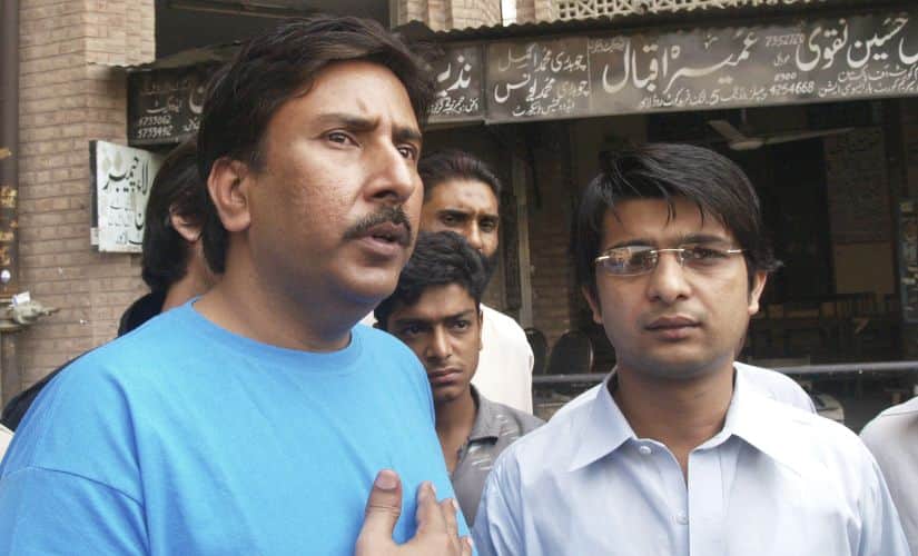 Former Pakistan cricket captain Salim Malik (L) leaves the civil court in Lahore 23 October, 2008. Reuters