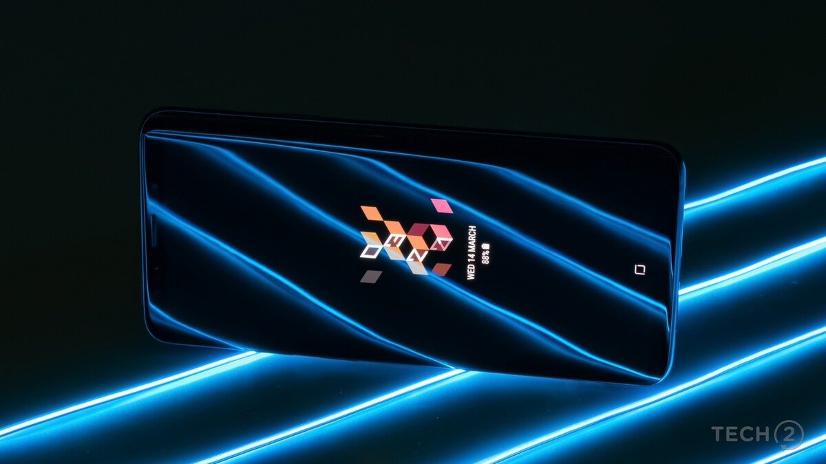 Here are the first live images of the Samsung Galaxy S10 and S10 Plus:  Headphone jack present! -  News
