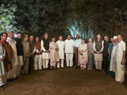 Narendra Modi versus 'the rest': Opposition parties attempt to build formidable force to derail BJP surge in 2019 Narendra Modi versus 'the rest': Opposition parties attempt to build formidable force to derail BJP surge in 2019