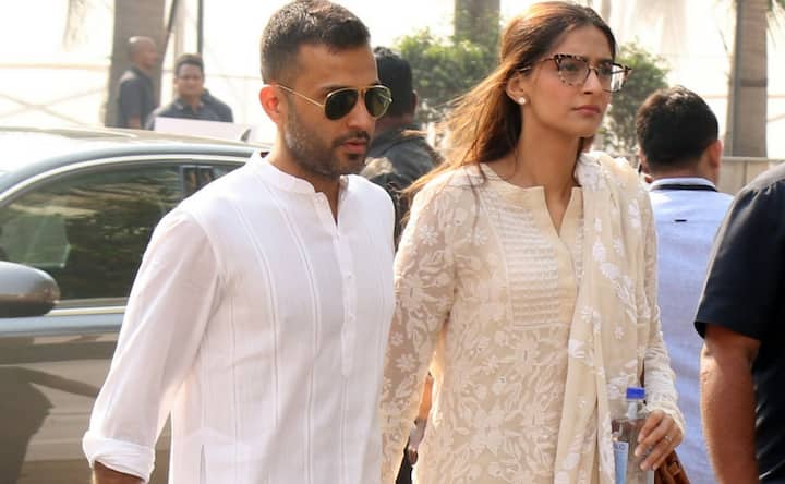 Sridevi passes away: SRK, Madhuri Dixit, Deepika Padukone among others present at the screen legend's funeral Sridevi passes away: SRK, Madhuri Dixit, Deepika Padukone among others present at the screen legend's funeral