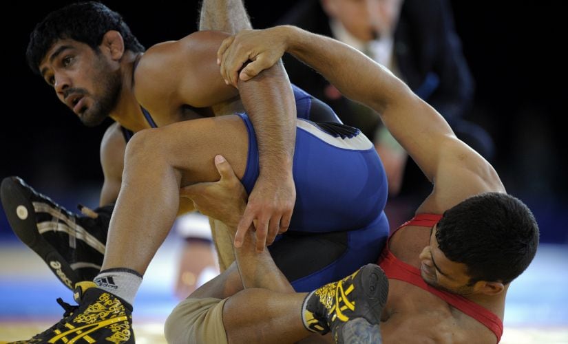 Sushil Kumar (L) takes on Qamar Abbas of Pakistan in the men's 74kg freestyle final at the 2014 Commonwealth Games in Glasgow, Scotland. AFP