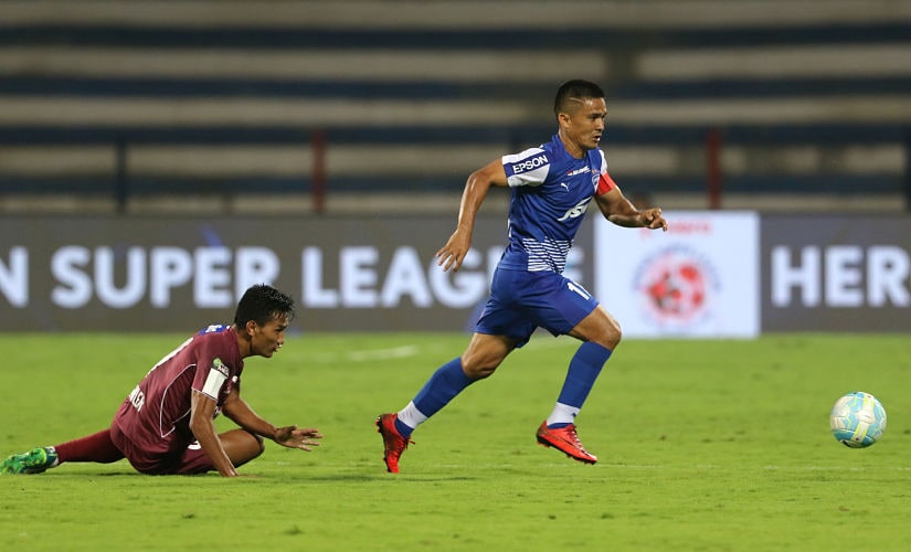 Sunil Chhetri of Bengaluru FC and Seiminlen Doungel of Northeast United FC in action during match 57 of the Hero Indian Super League between Bengaluru FC and NorthEast United FC held at the Sree Kanteerava Stadium, Bangalore, India on the 26th January 2018 Photo by: Vipin Pawar / ISL / SPORTZPICS