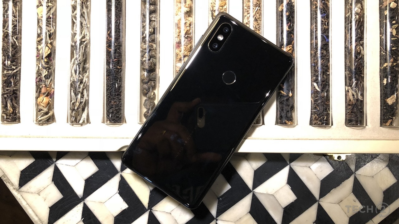 Once can barely tell the differences between the Mi Mix 2 and the 2S with the black ceramic model.