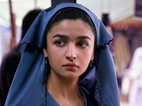 Alia Bhatt stands out as the burqa-clad Sehmat in Raazi; new stills released on actress' birthday Alia Bhatt stands out as the burqa-clad Sehmat in Raazi; new stills released on actress' birthday