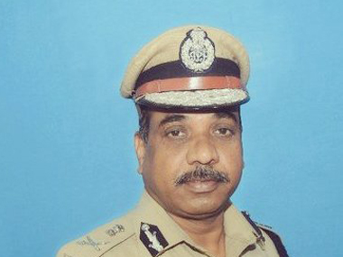 WATCH: Schoolboy salutes Bengaluru police commissioner T Suneel Kumar; top cop returns gesture, wins hearts on social media WATCH: Schoolboy salutes Bengaluru police commissioner T Suneel Kumar; top cop returns gesture, wins hearts on social media