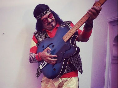 BJP's Kailash Vijayvargiya dresses up as 'Elvis Presley' at Indore's Bazar Battu event BJP's Kailash Vijayvargiya dresses up as 'Elvis Presley' at Indore's Bazar Battu event