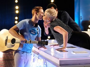 Katy Perry tricks 19-year-old American Idol contestant into kissing her on the lips; rouses viewers' ire Katy Perry tricks 19-year-old American Idol contestant into kissing her on the lips; rouses viewers' ire