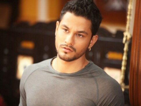 Kunal Kemmu rides bike without helmet; Mumbai Police issues actor e-challan Kunal Kemmu rides bike without helmet; Mumbai Police issues actor e-challan