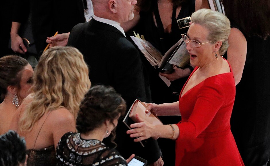 90th Academy Awards - Oscars Show - Hollywood, California, U.S., 04/03/2018 - Meryl Streep (R) greets Jennifer Lawrence. REUTERS/Lucas Jackson - HP1EE35037XUQ