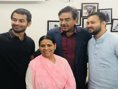 Shatrughan Sinha meets Lalu Yadav's family, calls RJD leader 'victim of conspiracy of circumstances' Shatrughan Sinha meets Lalu Yadav's family, calls RJD leader 'victim of conspiracy of circumstances'
