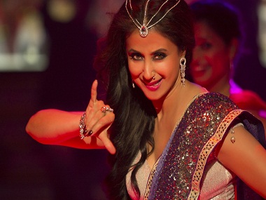 Urmila Matondkar returns to screens after ten years with Blackmail song 'Bewafa Beauty' along with Irrfan Khan Urmila Matondkar returns to screens after ten years with Blackmail song 'Bewafa Beauty' along with Irrfan Khan