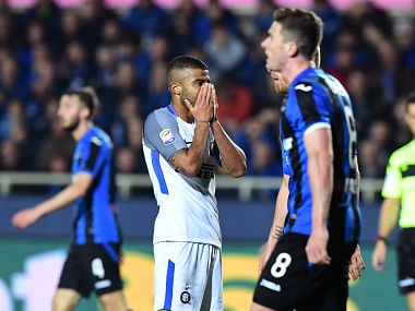 Inter Milan's Brazilian midfielder Rafinha (L) reacts after missing a goal opportunity during the Italian Serie A football match between Atalanta Bergamo and Inter Milan at the Atleti Azzurri d'ItaliaStadium in Bergamo on April 14, 2018. / AFP PHOTO / MIGUEL MEDINA