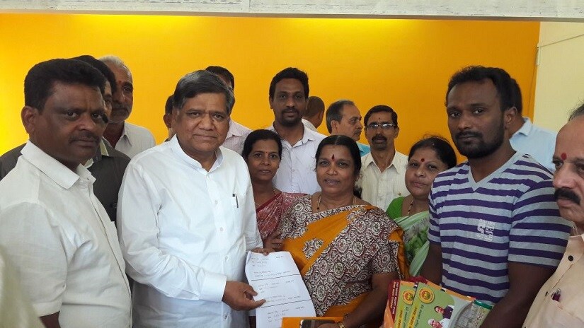 Jagadish Shettar interacting with his followers and party workers in Hubli. Image courtesy Manjunath Somaraddi