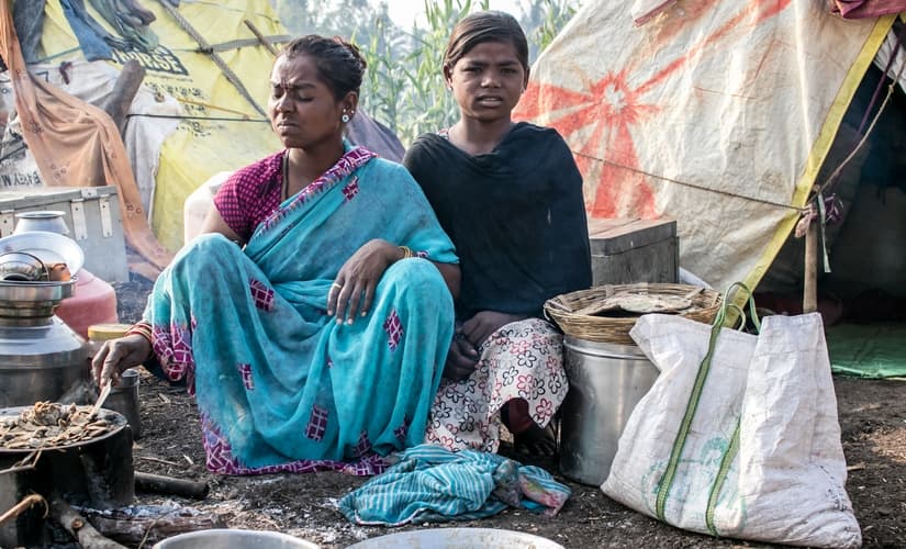 Sapna and Damini also talk about the lack of proper healthcare facilities for the migrants. Sapna says, “The smoke caused while preparing food leads to continuous coughing.” Sanket Jain/101 Reporters