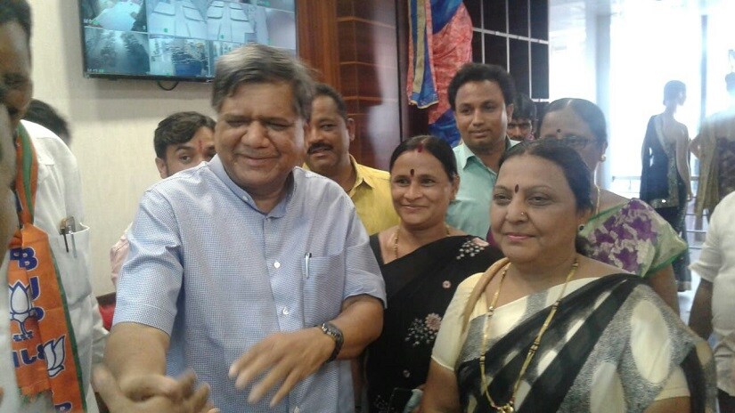 Jagadish Shettar campaigns with followers and party workers in Hubli. Image courtesy Manjunath Somaraddi