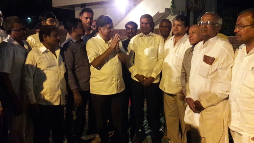 Jagadish Shettar campaigns with followers in Hubli. Image courtesy Manjunath Somaraddi