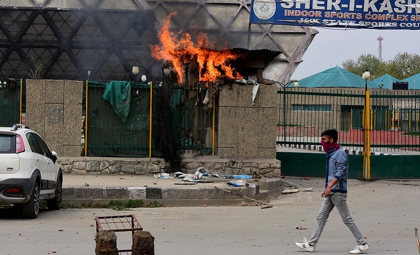 Protesters broke the glasses of Amigo’s restaurant, and a mob of students from the nearby Amar Singh College set a CRPF bunker ablaze amid intense clashes. Image courtesy Muzamil Matoo