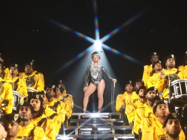 Beyoncé, Solange Knowles suffer onstage fall during Coachella act; sisters laugh off mishap Beyoncé, Solange Knowles suffer onstage fall during Coachella act; sisters laugh off mishap