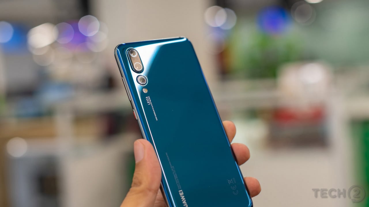The rear side the Huawei P20 Pro is made of 2.5D curved glass, and is a fingerprint magnet. Image: tech2/Rehan Hooda