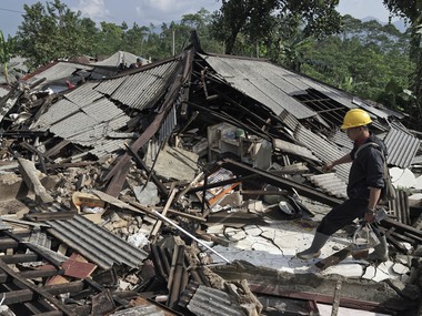 7.0 magnitude quake hits Indonesia's Lombok island; officials lift tsunami warning, say airports operating normally 7.0 magnitude quake hits Indonesia's Lombok island; officials lift tsunami warning, say airports operating normally