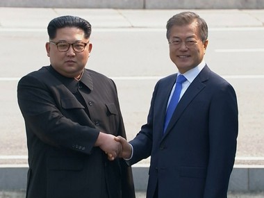 Korea summit: Kim Jong-un makes history, crosses border to meet South's Moon Jae-in, says he doesn't want repeat of past Korea summit: Kim Jong-un makes history, crosses border to meet South's Moon Jae-in, says he doesn't want repeat of past