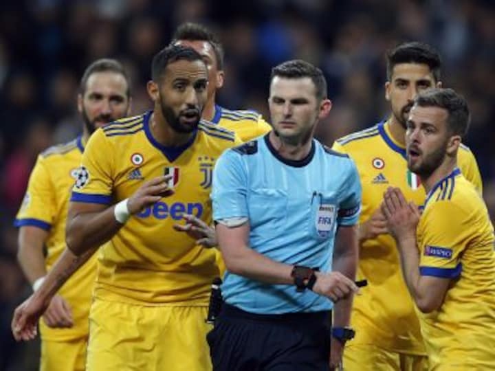 Premier League referees to be instructed to use pitchside monitors for decisions about red cards