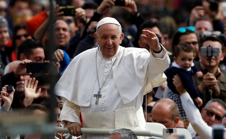 Pope Francis delivers Easter message in St Peter's Square, calls for end of carnage in Syria