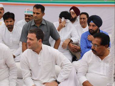 Congress President Rahul Gandhi at Rajghat to lead the party’s day-long fast. Twitter @INCIndia