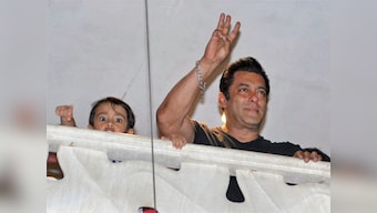 Salman Khan returns to Mumbai after getting bail in blackbuck poaching case; fans overjoyed