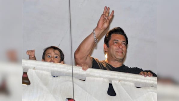 Salman Khan returns to Mumbai after getting bail in blackbuck poaching case; fans overjoyed