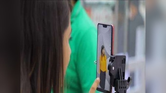 Watch as people give OPPO F7 a peppy welcome at its first sale event in Bangalore