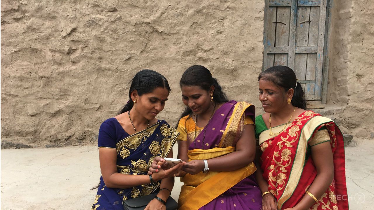 Vandana Potdar (centre) with other internet saathis. Rupali Pangtey/Tech2