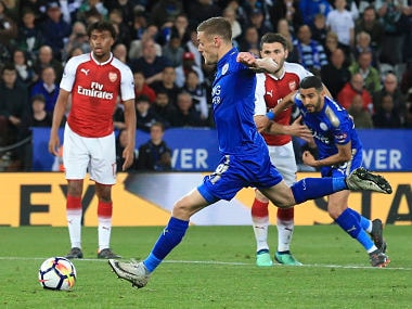 Leicester City's English striker Jamie Vardy (C) scores their second goal for 2-1 from the penalty spot during the English Premier League football match between Leicester City and Arsenal at King Power Stadium in Leicester, central England on May 9, 2018. / AFP PHOTO / Lindsey PARNABY / RESTRICTED TO EDITORIAL USE. No use with unauthorized audio, video, data, fixture lists, club/league logos or 'live' services. Online in-match use limited to 75 images, no video emulation. No use in betting, games or single club/league/player publications. /