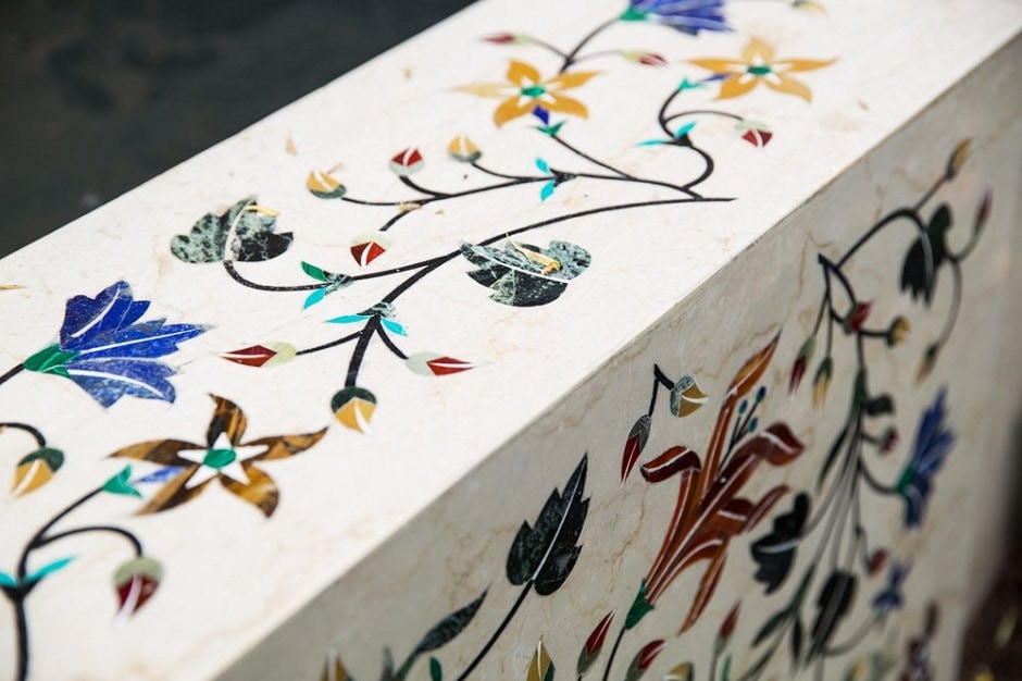 Also featured in the guardian are sections of pietra dura walls with inlaid semi-precious stones, reportedly created by the same craftsmen who worked on the restoration of the Taj Mahal. Twitter/@inBritish