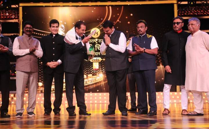 Dharmendra, Rajkumar Hirani honoured by Maharashtra CM Devendra Fadanvis at 2018 Marathi Film Awards