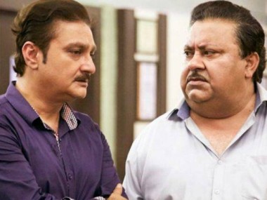 Khajoor Pe Atke review: Manoj Pahwa, Vinay Pathak impress but scattered screenplay sinks this comic-drama Khajoor Pe Atke review: Manoj Pahwa, Vinay Pathak impress but scattered screenplay sinks this comic-drama
