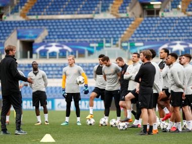Liverpool manager Jurgen Klopp speaks to players during a training session. Reuters