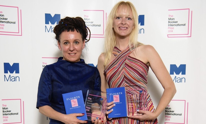 Polska pisarka Olga Tokarczuk zdobywa Międzynarodową Nagrodę Bookera w dziedzinie beletrystyki za powieść „Mądre i zabawne podróże”.