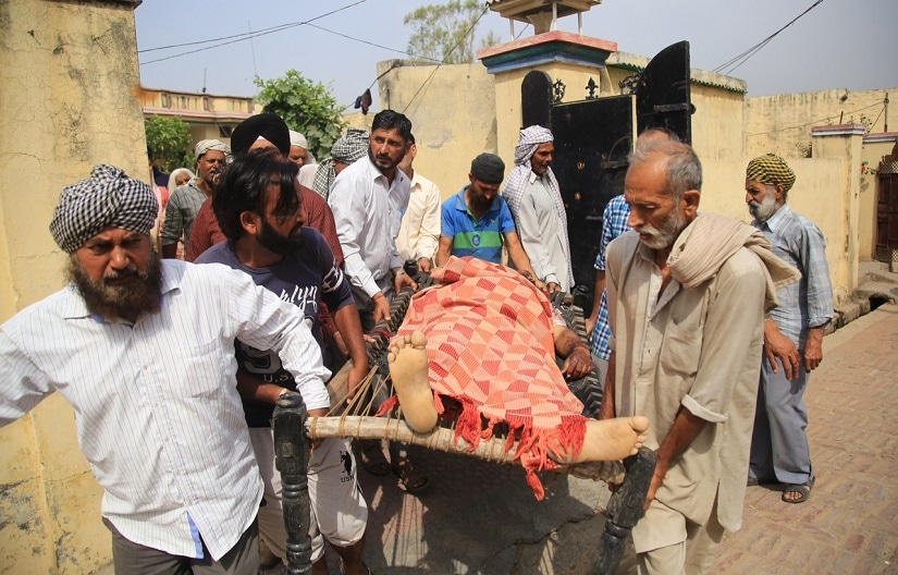 Villagers carrying the dead body of a civilian killed in firing in Chandu Chak are in Jammu. Image courtesy Mir Imran