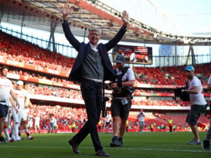 Premier League: Journalists pay tribute to outgoing Arsenal boss Arsene Wenger by gifting him bottle of wine