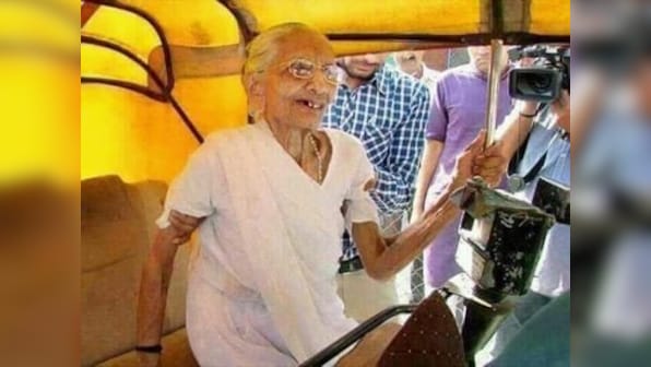 Whose hand is it anyway? Photo of Narendra Modi's mother in autorickhaw goes viral, Twitter plays detective