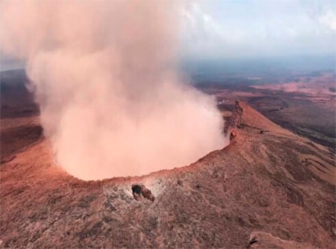 Hawaii’s Kilauea volcano spews nine-km-high plume of ash; scientists warn of more eruptions in next few hours Hawaii’s Kilauea volcano spews nine-km-high plume of ash; scientists warn of more eruptions in next few hours