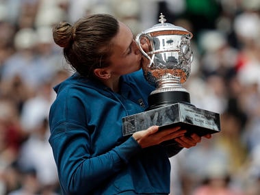 Romania's Simona Halep kisses her trophy, after winning the women's singles final match against Sloane Stephens of the US, on day fourteen of The Roland Garros 2018 French Open tennis tournament in Paris on June 9, 2018. / AFP PHOTO / Thomas SAMSON