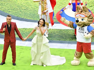 English singer Robbie Williams (L) and Russian soprano Aida Garifullina perform during the Opening Ceremony before the Russia 2018 World Cup Group A football match between Russia and Saudi Arabia at the Luzhniki Stadium in Moscow on June 14, 2018. / AFP PHOTO / Mladen ANTONOV / RESTRICTED TO EDITORIAL USE - NO MOBILE PUSH ALERTS/DOWNLOADS