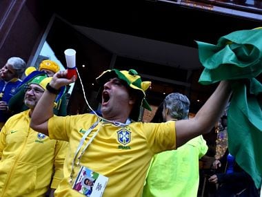 Brazil's national football team fans cheer in central Moscow on June 14, 2018 during the opening day of Russia 2018 Football World Cup. / AFP PHOTO / Vasily MAXIMOV